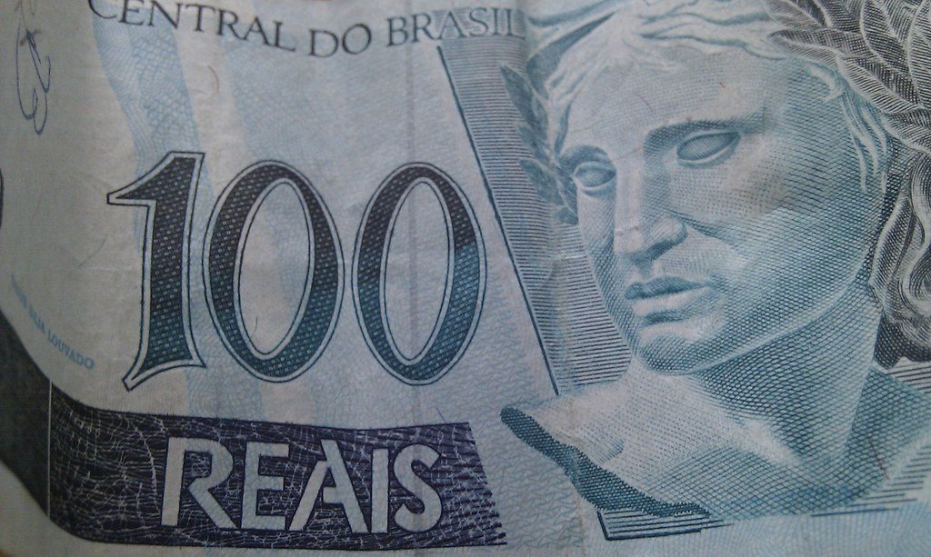 Notas de real brasileiro representando o cálculo do salário líquido em 2026
